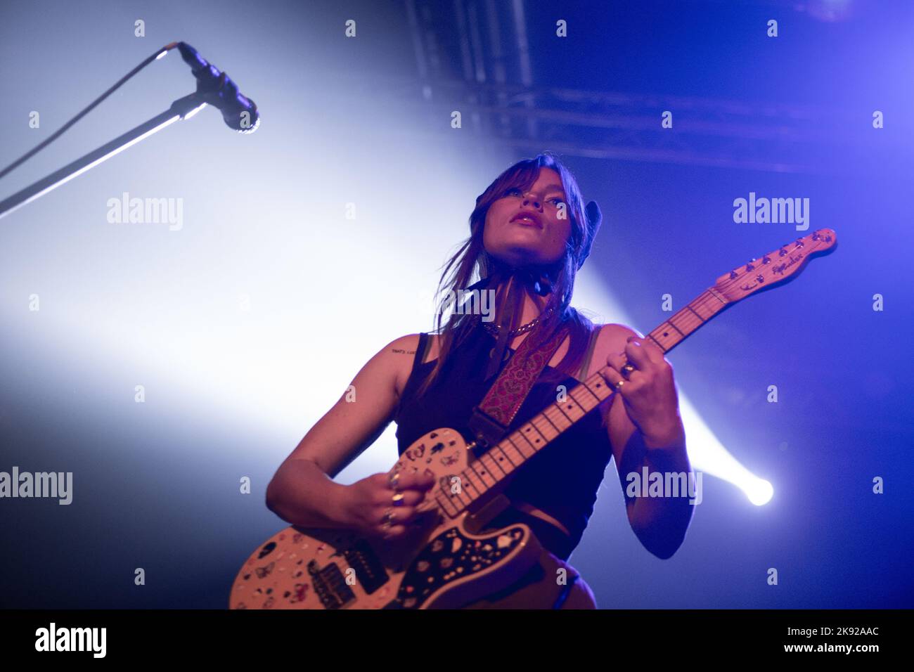 Gamba bagnata in concerto ai magazzini generali di Milano. Foto di Davide Merli per www.rockon.it Foto Stock