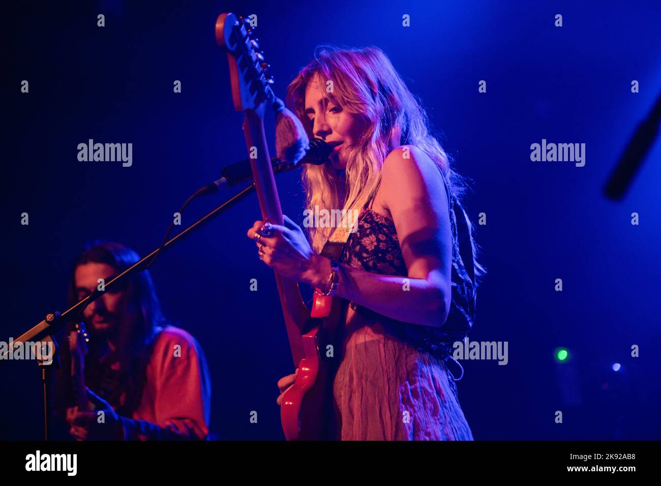 Gamba bagnata in concerto ai magazzini generali di Milano. Foto di Davide Merli per www.rockon.it Foto Stock