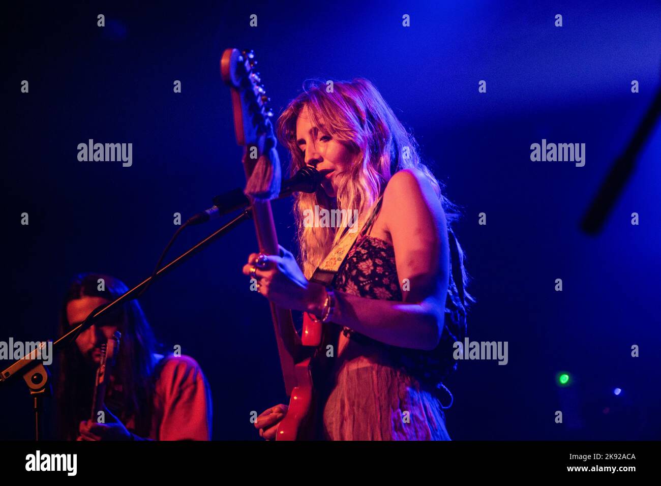 Gamba bagnata in concerto ai magazzini generali di Milano. Foto di Davide Merli per www.rockon.it Foto Stock