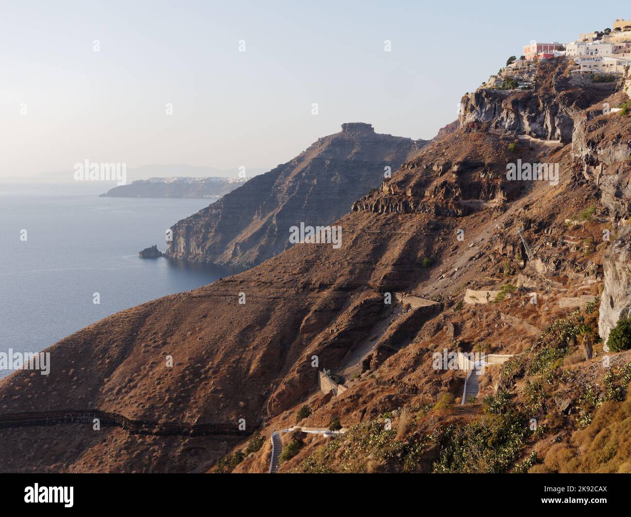 Vista da Fira lungo la costa verso Skaros Rock. Isole Cicladi greche di Santorini nel Mar Egeo Foto Stock