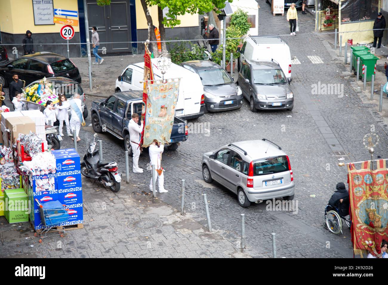 22 2022 aprile - processione con persone vestite di bianco sulla strada di Napoli con molti striscioni religiosi Foto Stock