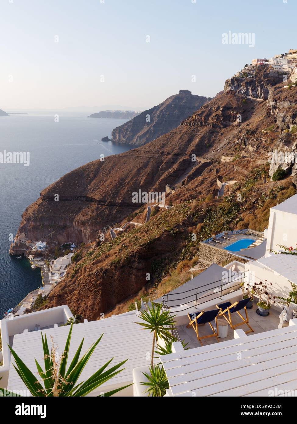 Vista da Fira lungo la costa verso Skaros Rock. Isole Cicladi greche di Santorini nel Mar Egeo Porto Vecchio sotto Foto Stock