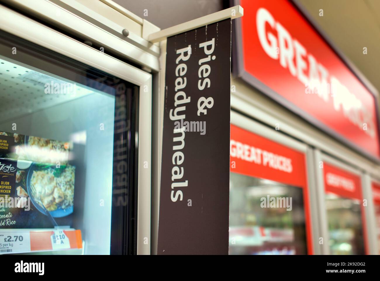 supermercato aisle torte e pronto pasti segno Foto Stock supermercato aisle torte e pronto pasti segno Foto Stock