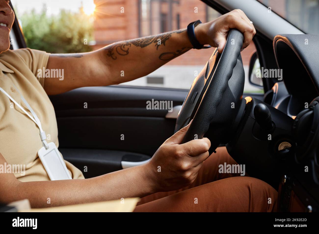 Primo piano della donna tatuata che guida il camion di consegna, spazio di copia Foto Stock