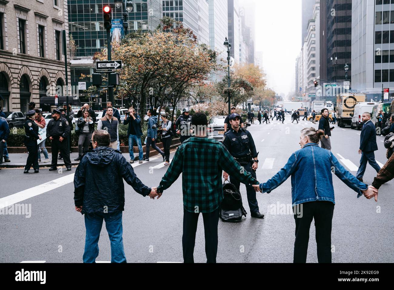 New York, Stati Uniti. 25th Ott 2022. Gli attivisti del clima collegano le mani su Park Avenue durante la dimostrazione. Attivisti ambientali con Extinction Rebellion bloccano il traffico su Park Avenue nel Midtown di New York City. In previsione del decimo anniversario del devastante uragano Sandy, una coalizione di gruppi ambientalisti si è decisa a chiudere Park Avenue per chiedere un'azione coraggiosa e urgente per mitigare il cambiamento climatico. Quindici attivisti sono stati arrestati. Quindici attivisti sono stati arrestati per aver ostacolato il traffico. (Foto di Olga Fedorova/SOPA Images/Sipa USA) Credit: Sipa USA/Alamy Live News Foto Stock