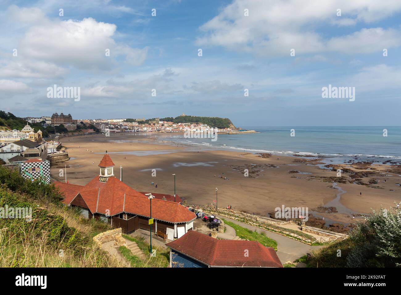 Scarborough, Regno Unito: Il Clock Cafe si affaccia sulla spiaggia e sul porto del popolare resort del North Yorkshire. Foto Stock
