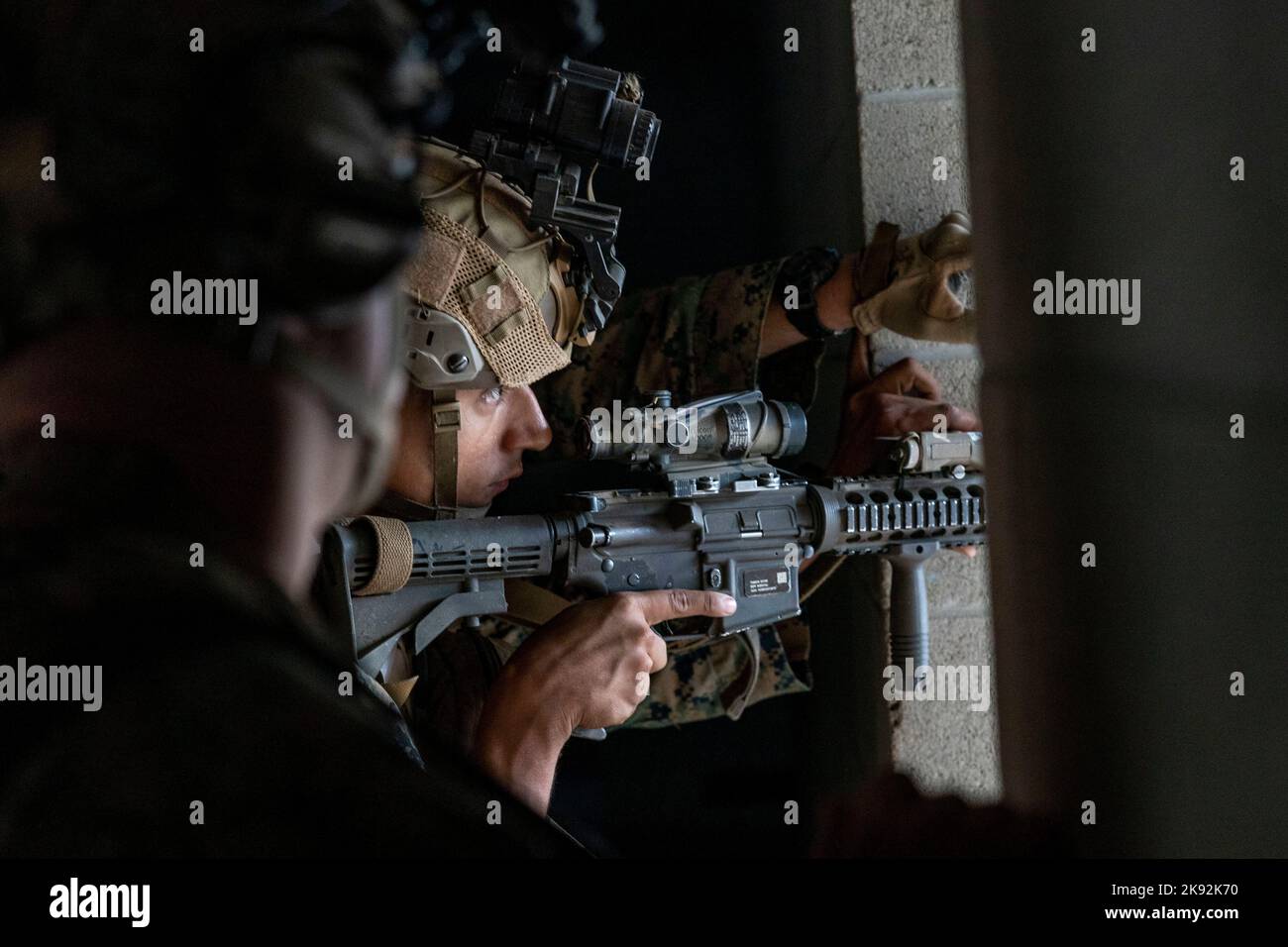 BASE DEL CORPO MARINO CAMP PENDLETON, California (ago. 14, 2022) - U.S. Navy Hospital Corpsman 3rd Class Roberto Valdez, con Golf Company, Battalion Landing Team 2/4, 13th Marine Expeditionary Unit, detiene la sicurezza durante un raid meccanizzato simulato nella città di combattimento 131, agosto 14. La capacità di operare in modo trasparente e simultaneo in mare, a riva e in aria rappresenta il valore unico della capacità anfibia offerta dal team Navy–Marine Corps. Marines e marinai del 13th MEU sono imbarcati a bordo del Makin Island Amphibious Ready Group (ARG), conducendo un'opera di formazione integrata Foto Stock