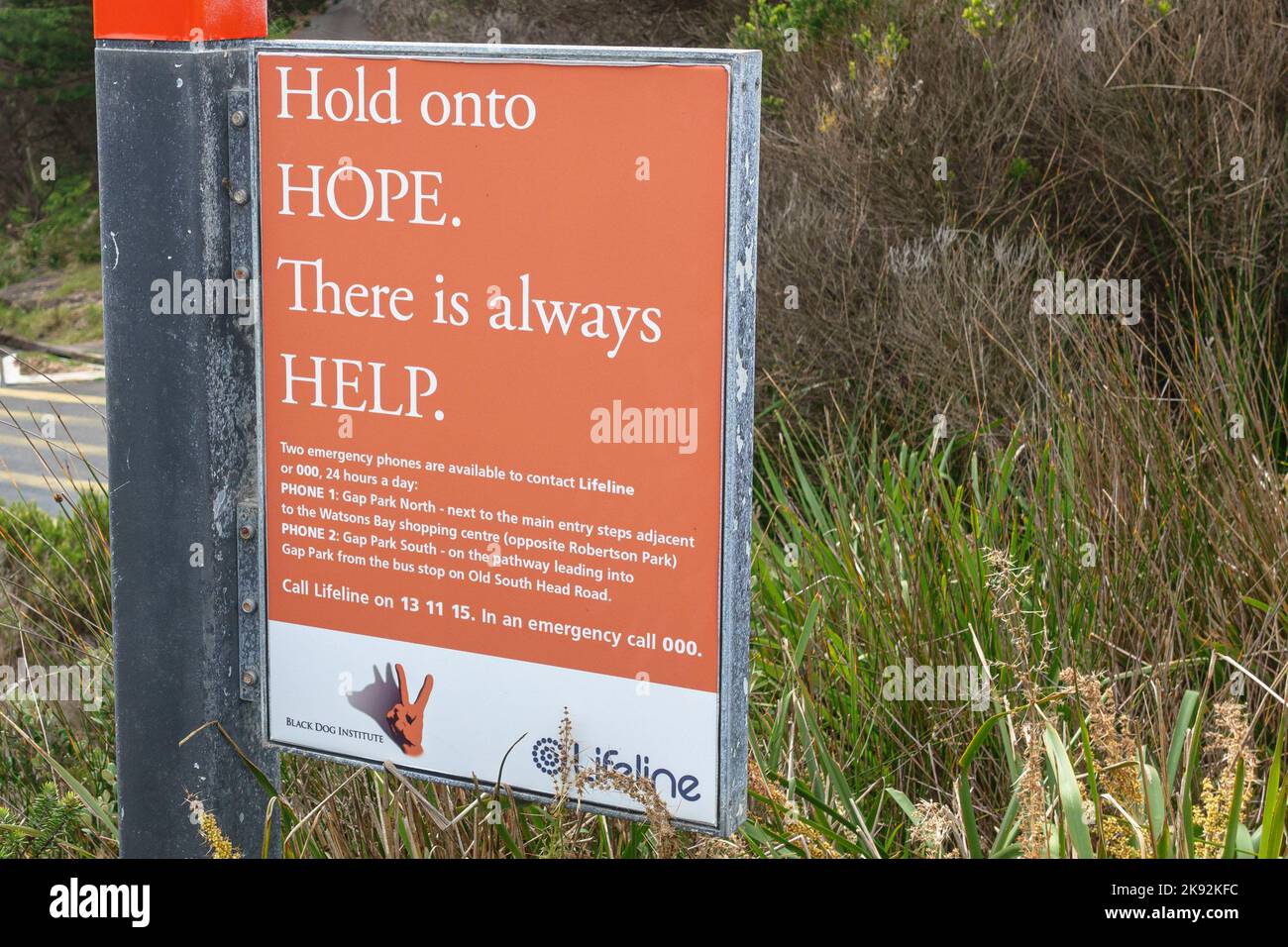 Un segno per la linea diretta Lifeline per la prevenzione del suicidio al The Gap in Watson's Bay, Sydney, Australia Foto Stock