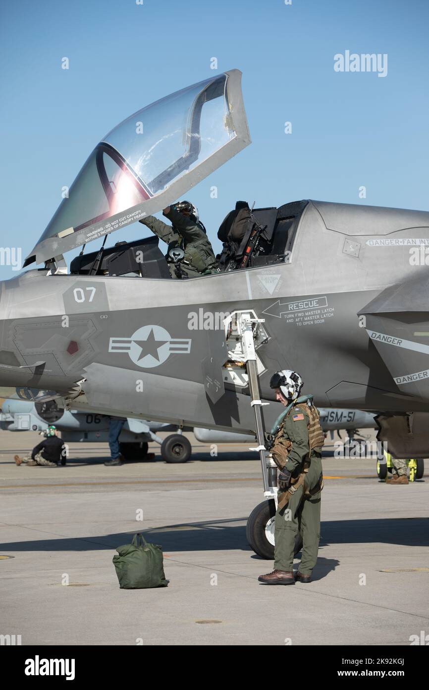 U.S. Marine Corps F-35B Lightning II piloti con Marine Fighter Attack Squadron 242 hanno spento un aereo durante l'esercizio Resolute Dragon 22 alla base aerea di Misawa, Giappone, 13 ottobre 2022. Resolute Dragon 22 è un esercizio bilaterale annuale progettato per rafforzare le capacità difensive dell'Alleanza USA-Giappone esercitando comandi e controlli integrati, bersagliando, unendo armi e manovrando in più domini. (STATI UNITI Corpo marino foto di CPL. Lancia Kell) Foto Stock