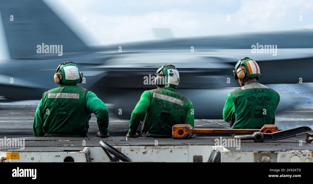 221024-N-DW158-1146 MARE DELLE FILIPPINE (OTT 24, 2022) i marinai osservano un aereo che atterra sul ponte di volo dell'unica portaerei della Marina statunitense, USS Ronald Reagan (CVN 76), nel Mare delle Filippine, ottobre 24. Ronald Reagan, il fiore all'occhiello del Carrier Strike Group 5, fornisce una forza pronta per il combattimento che protegge e difende gli Stati Uniti, e sostiene alleanze, partnership e interessi marittimi collettivi nella regione del Pacifico. (STATI UNITI Foto Navy di Mass Communication Specialist 3rd Class Gray Gibson) Foto Stock