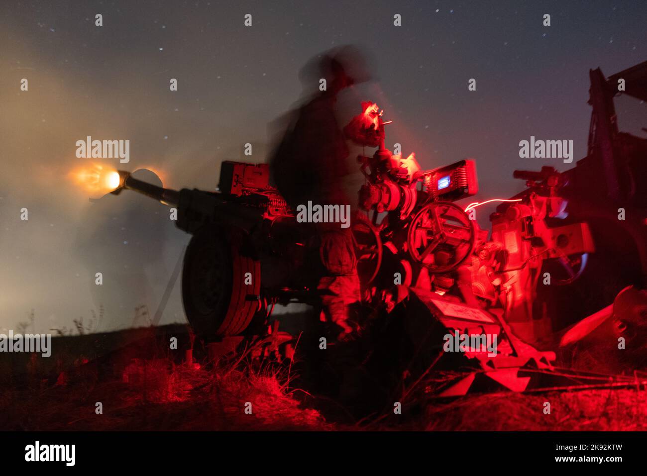 STATI UNITI Marines con 10th reggimento marino, 2D divisione marina, sparare un M777 howitzer durante l'esercizio Rolling Thunder a ft. Bragg, North Carolina, 16 ottobre 2022. Questo esercizio è un evento di artiglieria antincendio dal vivo condotto da Marines nel 10th che ha testato le capacità dell'unità di operare in un ambiente litoraneo simulato contro una minaccia tra pari in uno scenario dinamico e multidominio. (STATI UNITI Foto corpo marino di CPL. Michael Virtue) Foto Stock