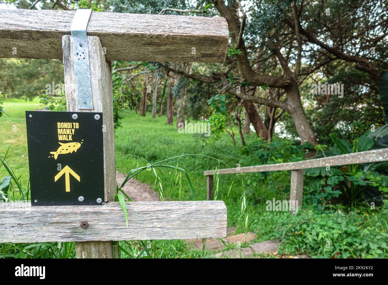 Un cartello per il Bondi to Manly Walk al Vaucluse Park a Sydney, Australia Foto Stock