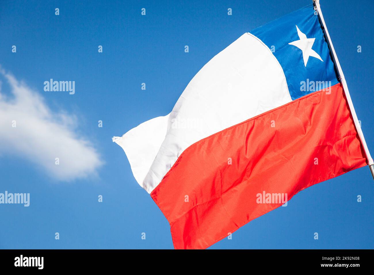 Bandiera nazionale del Cile che soffia sul cielo blu a Santiago, Sud America Foto Stock