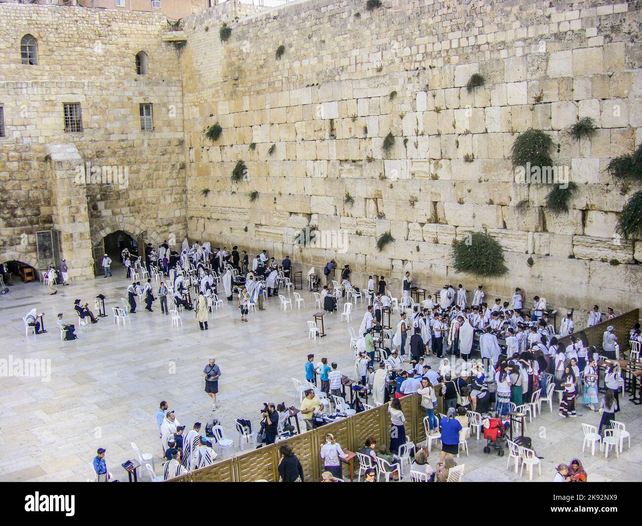 Gerusalemme, Israele - 27 MARZO 2008: I fedeli ebrei si riuniscono per un rituale Bar Mitzvah al Muro occidentale di Gerusalemme. Foto Stock