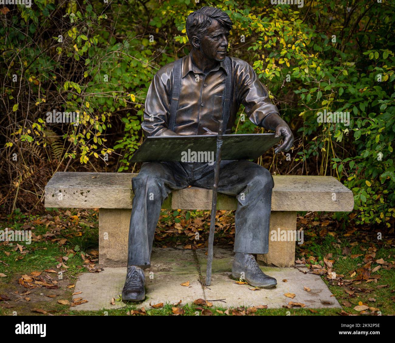 Shaftsbury, VT - USA - 10 ottobre 2022 Vista autunnale del paesaggio della statua di bronzo di Robert Frost, situata nel giardino della casa di pietra di Robert Frost a Sha Foto Stock