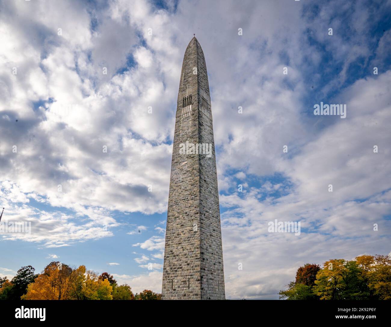 Bennington, VT - USA - 10 ottobre 2022 Vista dell'obelisco di pietra alto 306 metri, il Bennington Battle Monument. Il monumento commemora la Battaglia di B. Foto Stock