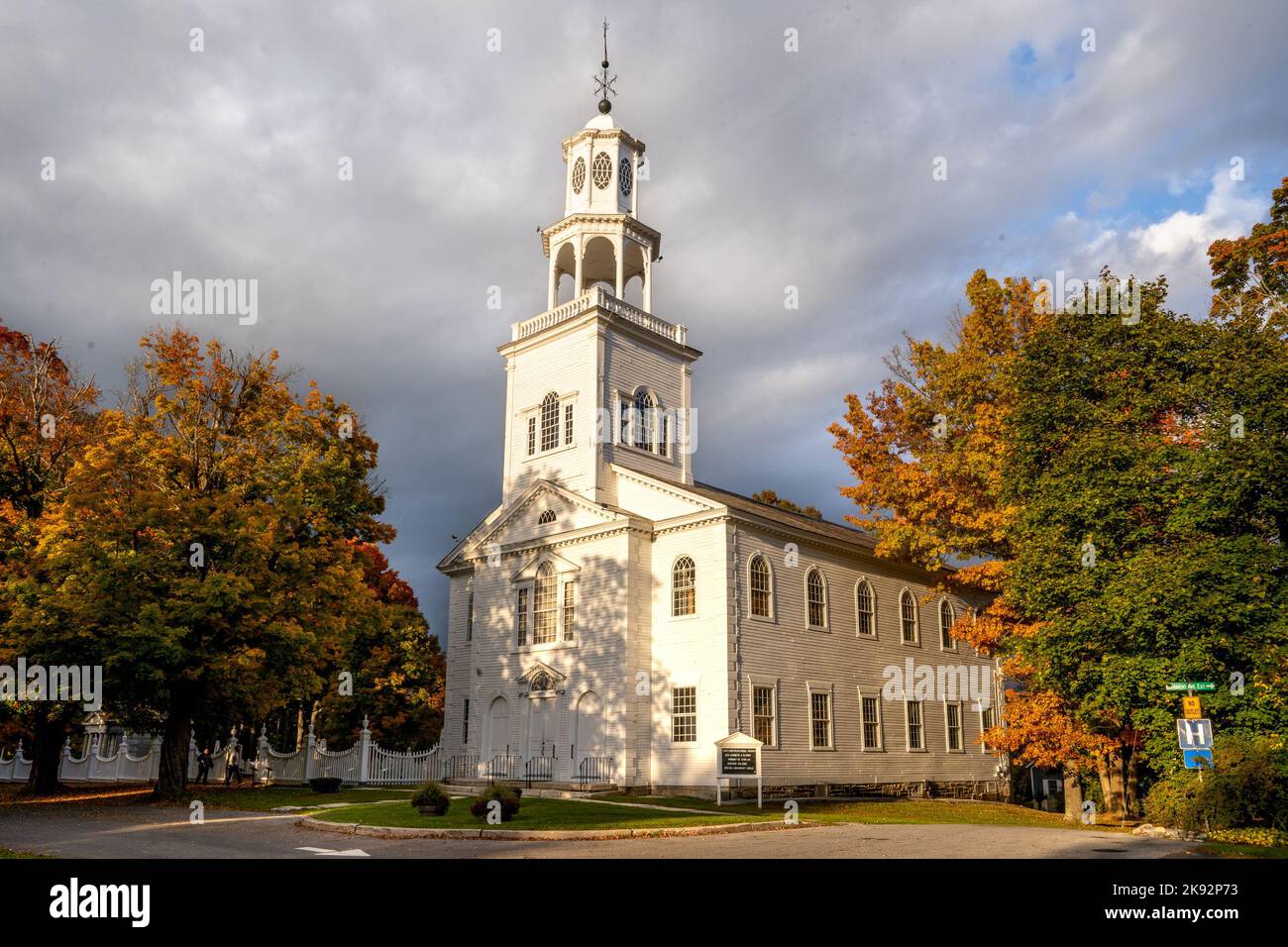 Old Bennington, VT - USA - 10 ottobre 2022 Vista orizzontale della prima chiesa protestante del Vermont, la chiesa congregazionale 'Old First'. È stato costruito nel 1 Foto Stock
