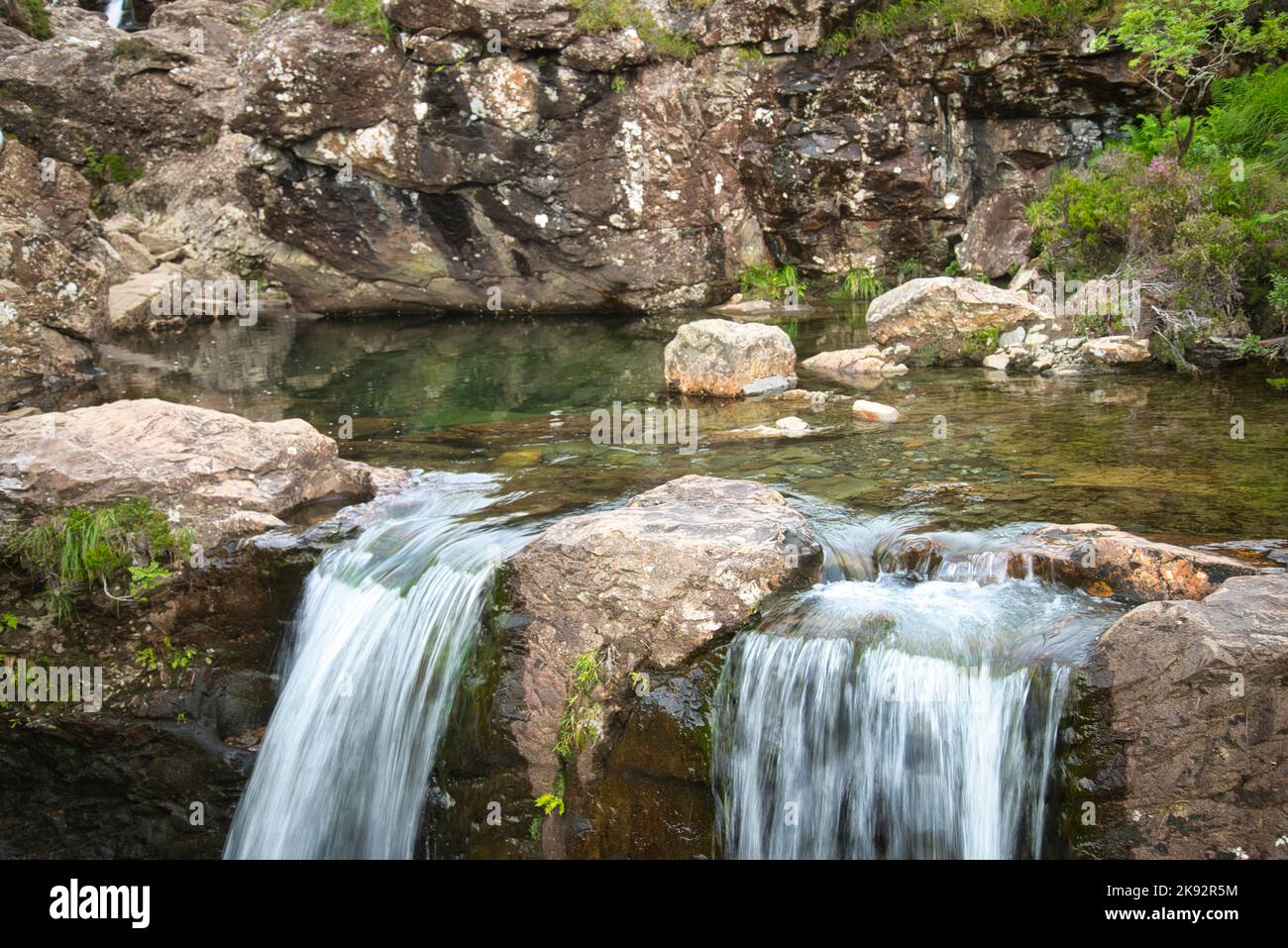 In Glen fragile, sotto le montagne del Cullin Nero, popolare destinazione turistica in estate, acqua fresca di montagna fredda, in piscine naturali e ruscelli, br Foto Stock