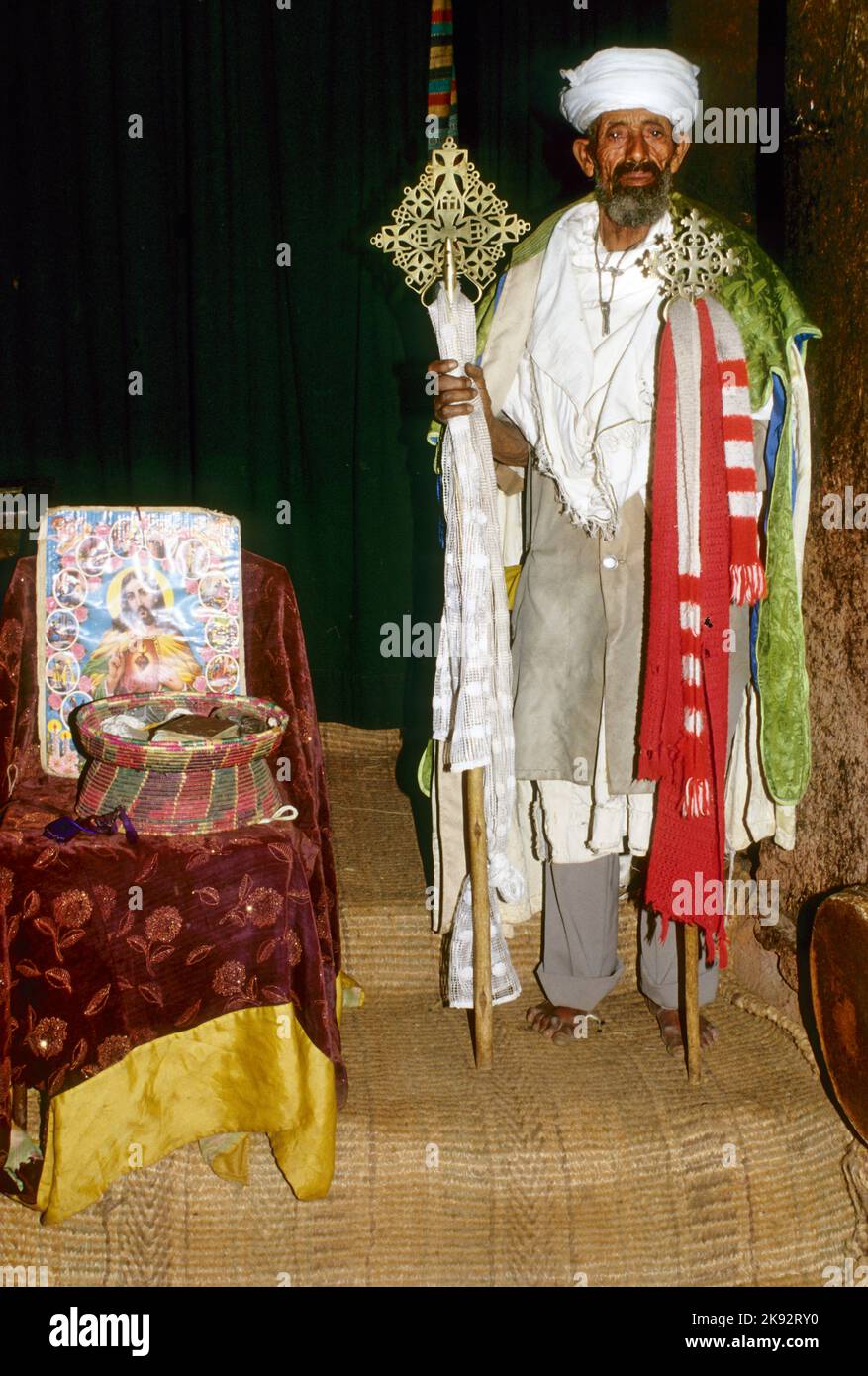 LALIBELA, ETIOPIA - 1 MAGGIO 2007: Il sacerdote copto è orgoglioso di presentare la sua chiesa a Lalibela, Etiopia. La chiesa copta risale al 3D ° secolo AC in Foto Stock