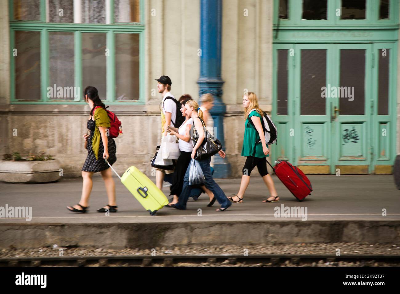 BUDAPEST, UNGHERIA - 4 AGOSTO 2008: Persone in attesa alla stazione Keleti ovest a Budapest, Ungheria. La stazione ferroviaria occidentale di Budapest è stata costruita Foto Stock