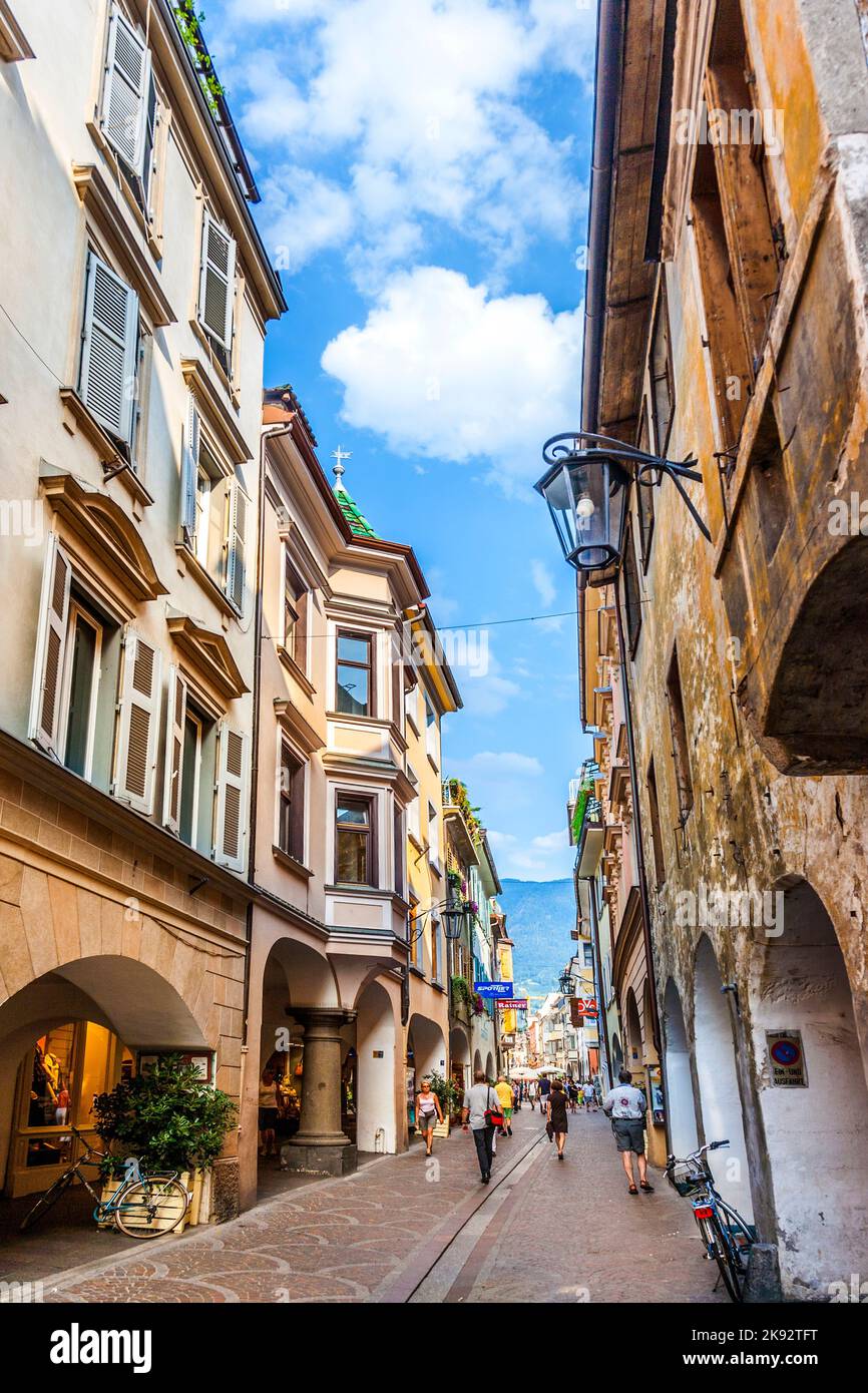 MERANO, ITALIA - 1 AGOSTO 2015: La gente cammina nella via centrale dello shopping a Merano, Italia. Merano è stato menzionato per la prima volta in un 857 e oggi più noto per me Foto Stock