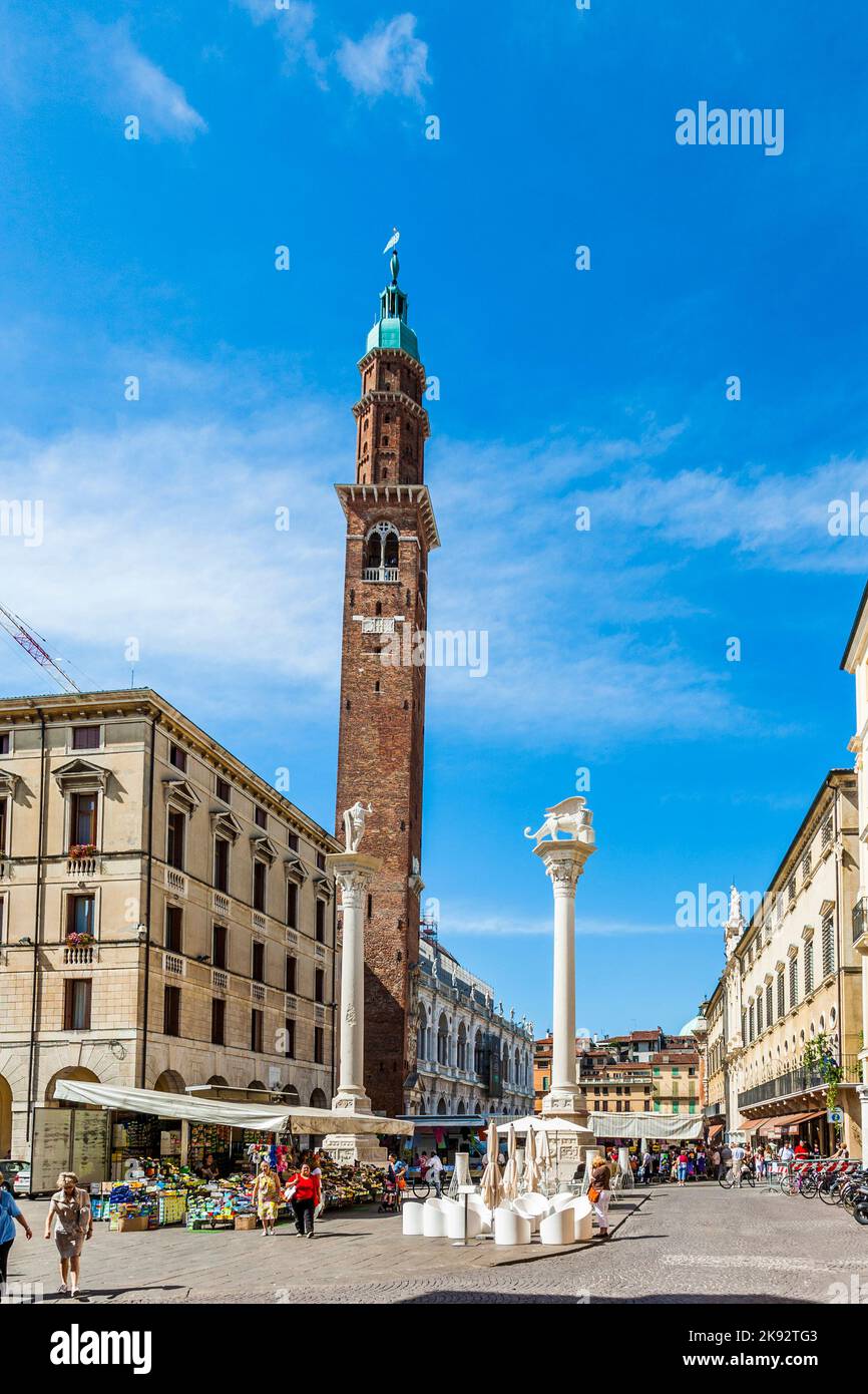 VICENZA, ITALIA - 4 AGOSTO 2009: La gente cammina lungo Piazza dei Signori a Vicenza. La torre fu costruita dal famoso architetto Andrea Palladio. Foto Stock