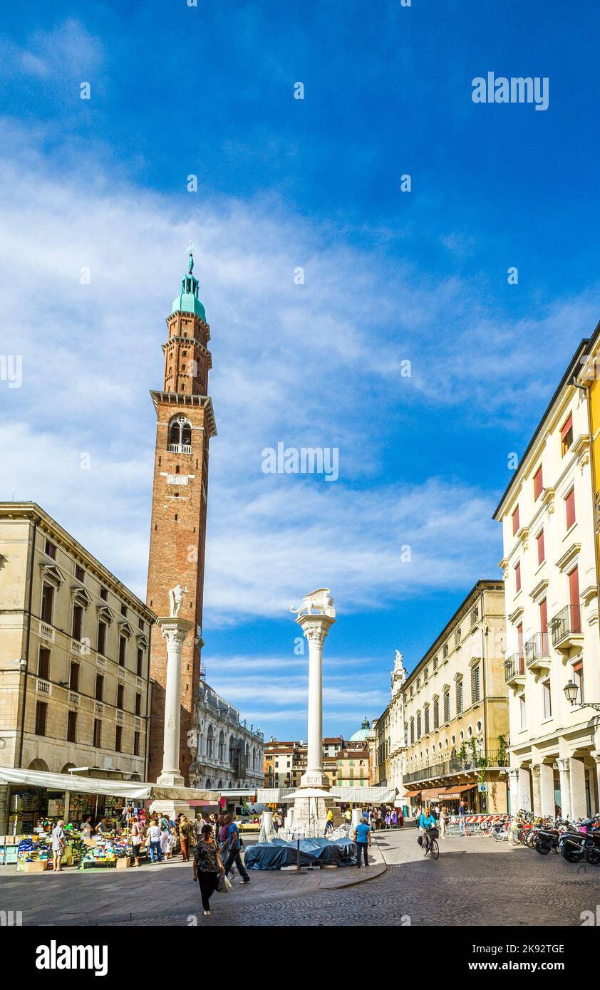VICENZA, ITALIA - 4 AGOSTO: La gente cammina lungo Piazza del Signori il 4,2009 agosto a Vicenza. La torre fu costruita dal famoso architetto Andrea Foto Stock