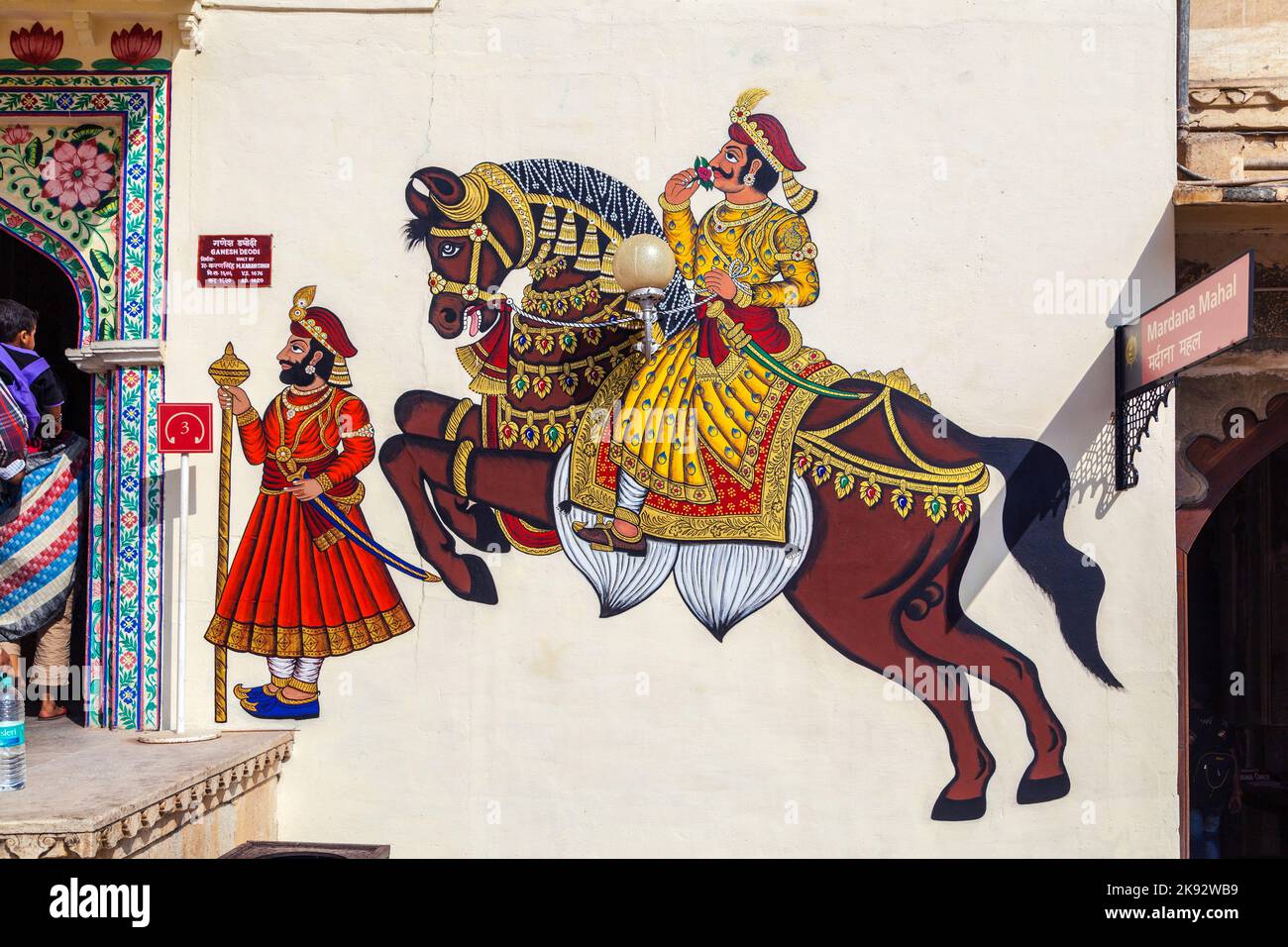 UDAIPUR, INDIA - Oct 21, 2012: I famosi dipinti murali mostrano guerrieri in tempi antichi con cavalli a Udaipur, India. Foto Stock