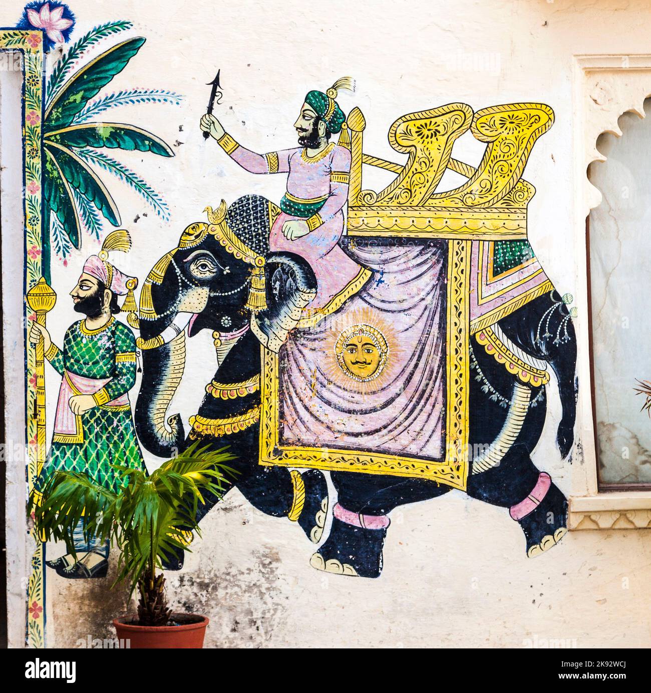 UDAIPUR, INDIA - OTT 21, 2012: I quadri famosi della parete mostrano i guerrieri nei tempi antichi con gli elefanti in Udaipur, India. Foto Stock