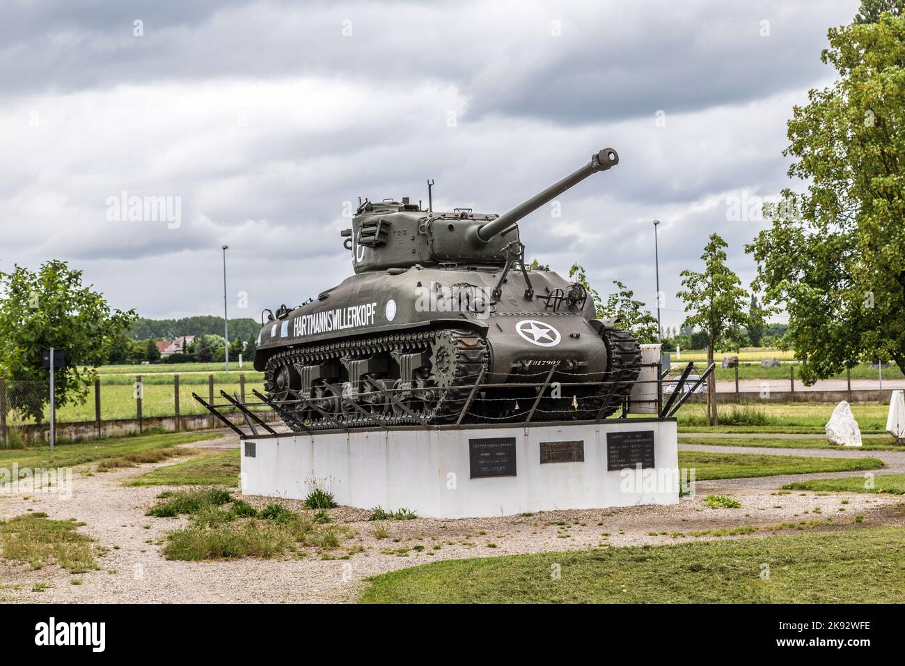 MARCKOLSHEIM, FRANCIA - 3 LUGLIO 2013: Serbatoio davanti al casemate 35/3 sulla linea Maginot a Marckolsheim, Francia. Marckolsheim è stato restaurato e ho Foto Stock