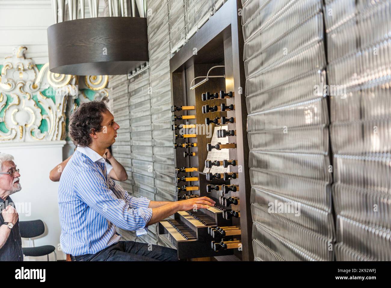 HEIDELBERG, GERMANIA 6 LUGLIO 2013: La gente guarda il suonatore di organo nella chiesa di Jesuiten a Heidelberg, Germania. La chiesa fu costruita tra il 1712 e il 1 Foto Stock