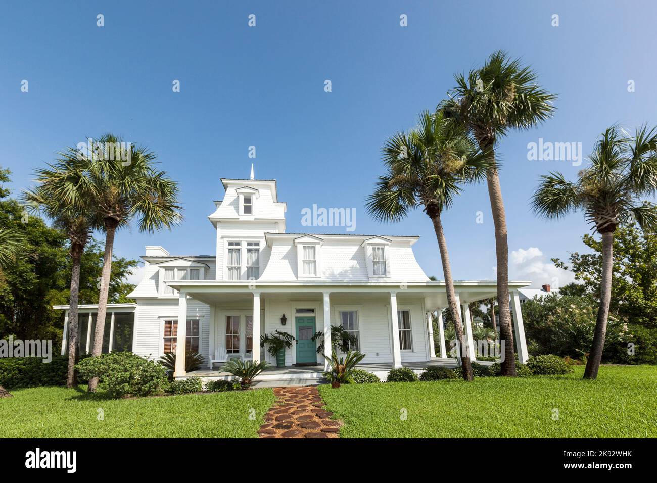 APALACHICOLA, Stati Uniti d'America - 23 LUGLIO 2013: Antiche ville in legno a Apalachicola, Stati Uniti d'America. Più del 90 per cento della produzione di ostriche Floridas è raccolto fr Foto Stock