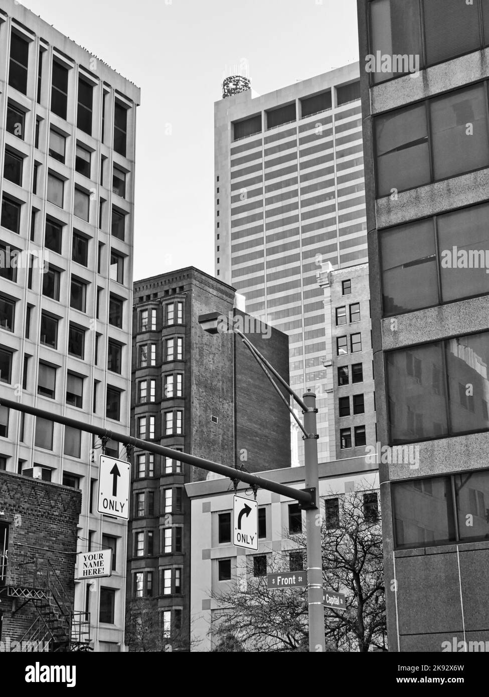 Vista del centro città dalla strada di fronte e dalla capitale a Columbus, Ohio, USA, nero e bianco Foto Stock