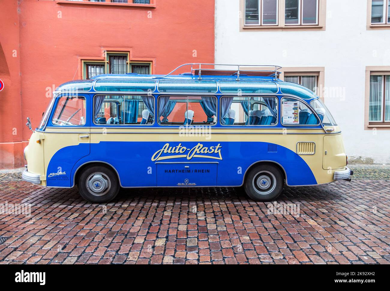FRIBURGO, GERMANIA - 29 LUGLIO 2014: Famoso vecchio tipo di autobus SETRA S6 da 1953 trasporta la gente agli evvents turistici a Friburgo, Germania. Foto Stock
