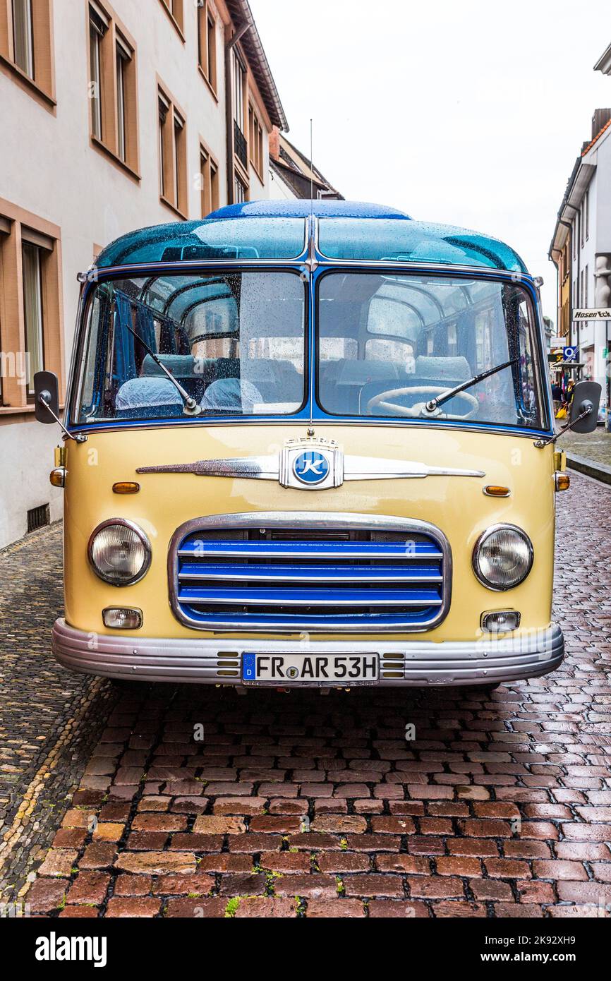 FRIBURGO, GERMANIA - 29 LUGLIO 2014: Famoso vecchio tipo di autobus SETRA S6 da 1953 trasporta la gente agli evvents turistici a Friburgo, Germania. Foto Stock