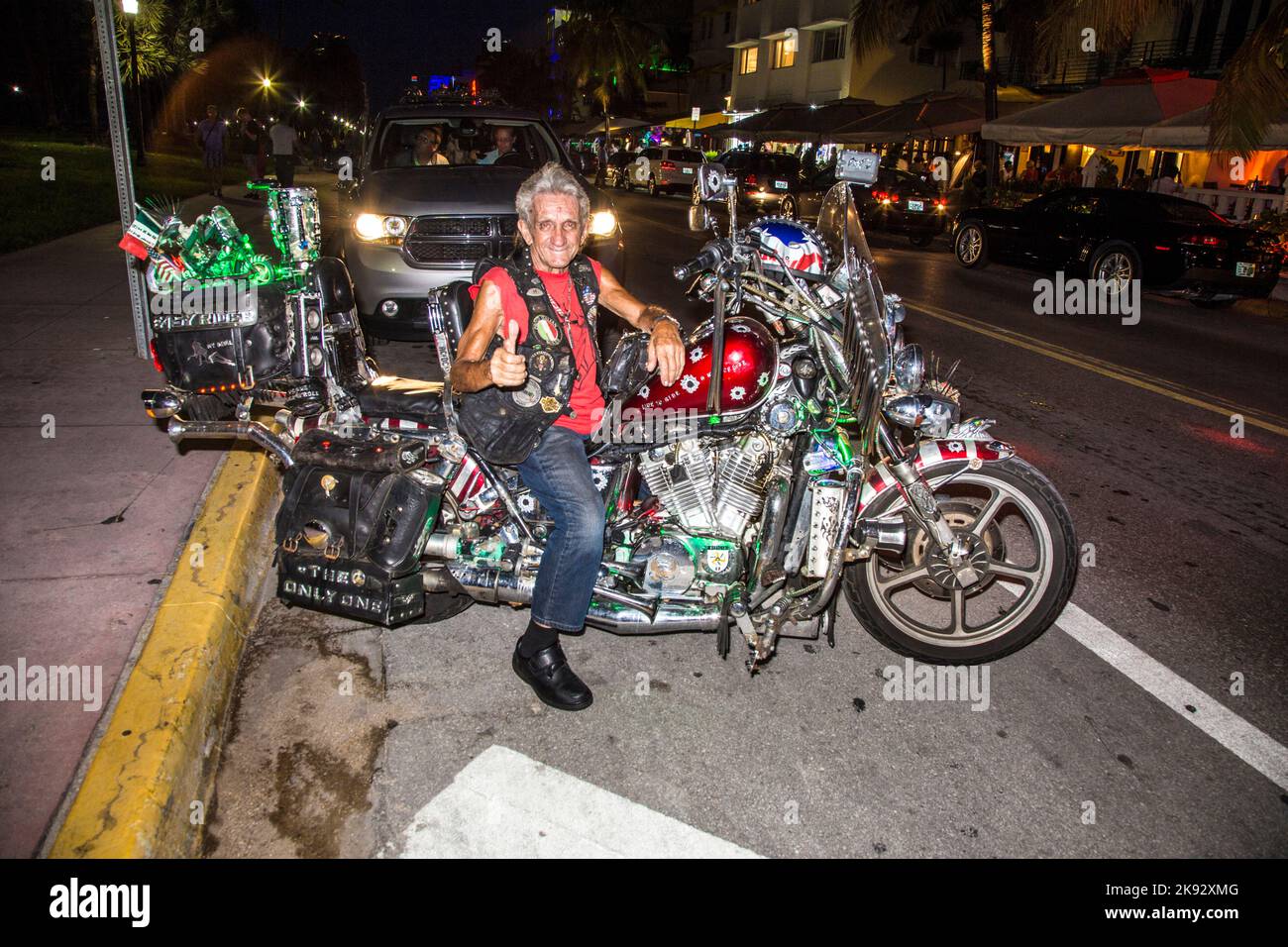 MIAMI, USA - 193 AGOSTO 2014: Il biker fiero di Harley Davidson posa per una foto a Ocean Drive di notte a Miami, USA. Questo facile pilota uomo è un turista attr Foto Stock