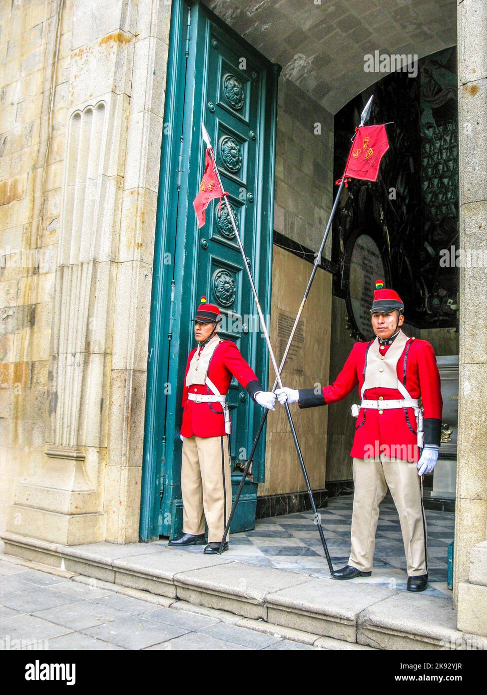 LA PAZ, BOLIVIA - 21 GENNAIO 2015: Guardia al Palazzo legislativo, sede del governo dal 1905, in Plaza Murillo, nel centro della città di la Paz, Bol Foto Stock