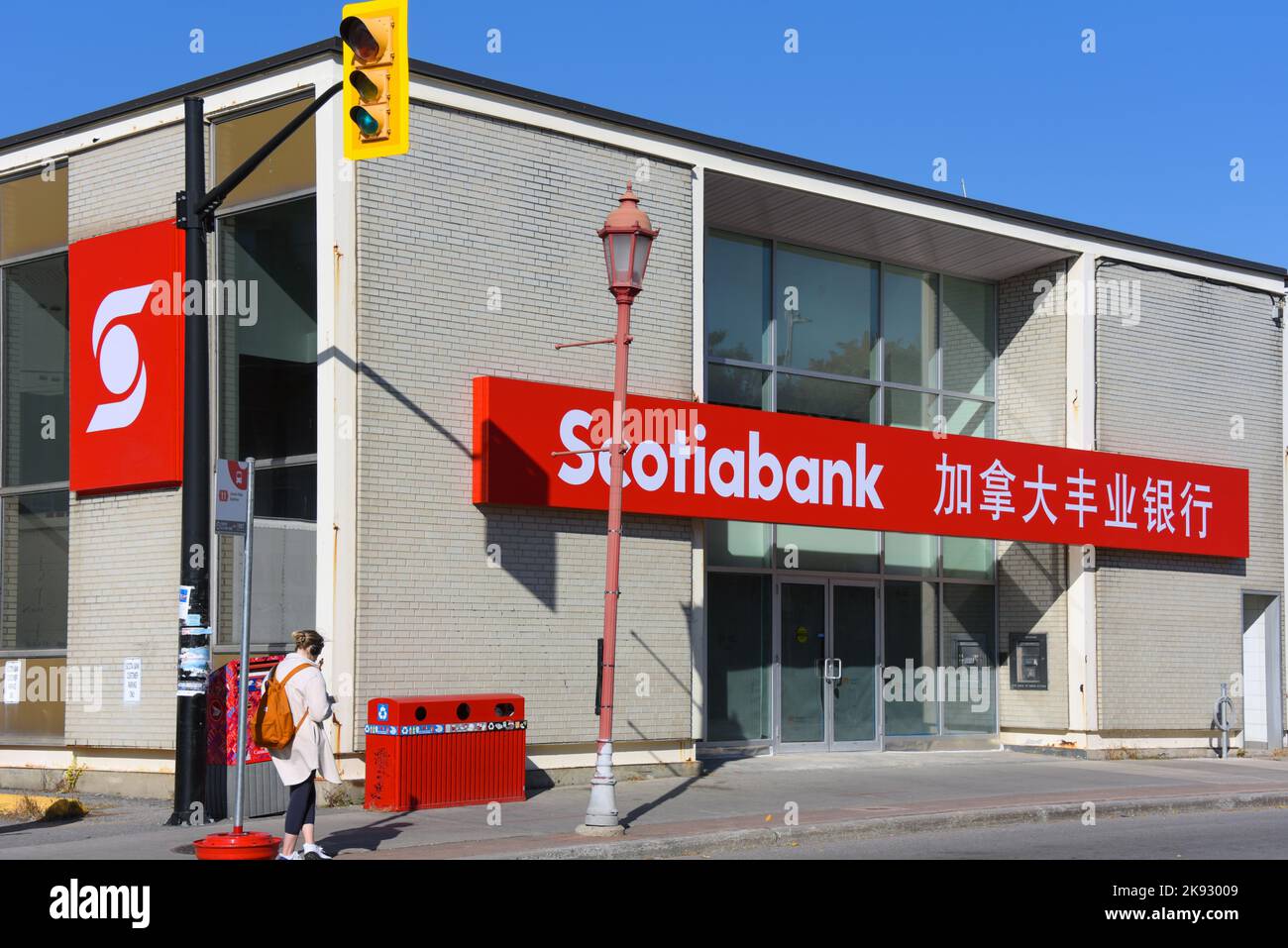 Ottawa, Canada - 22 ottobre 2022: The Scotiabank, o Bank of Nova Scotia, nella zona di Chinatown di Ottawa, con scrittura cinese e inglese. Scotiab Foto Stock