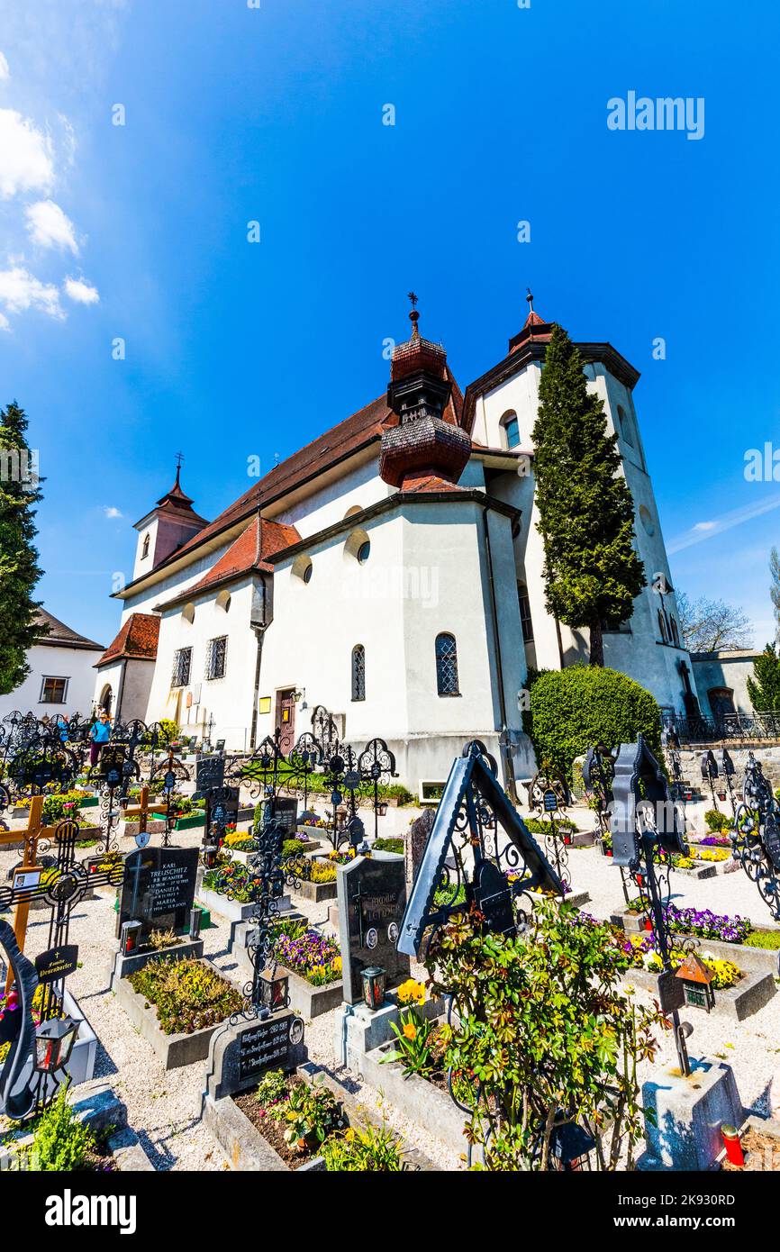 TRAUNKIRCHEN, AUSTRIA - Apr 22, 2015: Vecchio cimitero presso il cortile della chiesa a Traunkichen, Austria. L'abbazia esisteva già nel 632 d.C. Foto Stock