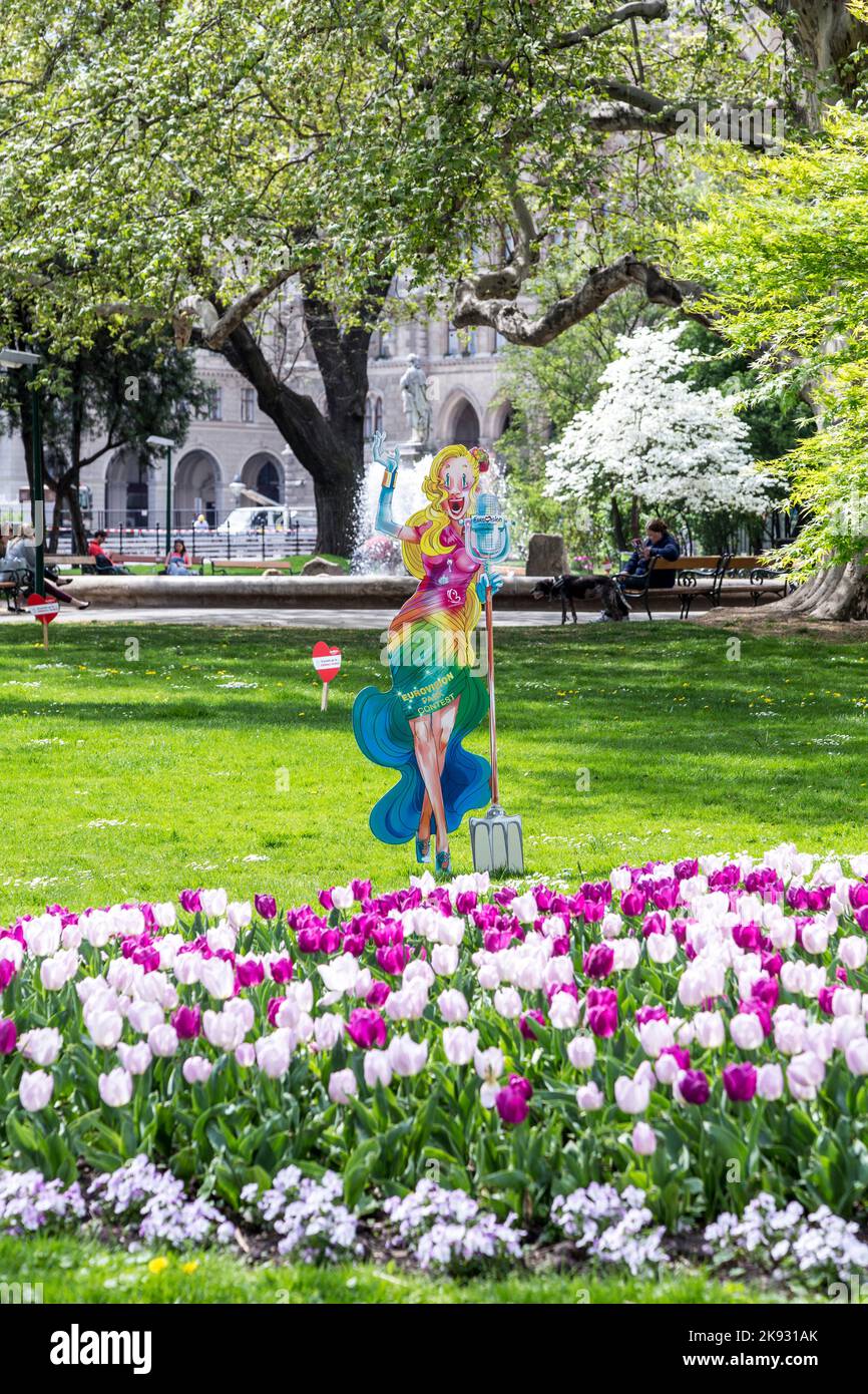 VIENNA, AUSTRIA - Apr 28, 2015: Poster in un prato di colori viola e rosa per il concorso europeo di canzoni a Vienna, Austria. Conchita Wurst era t Foto Stock