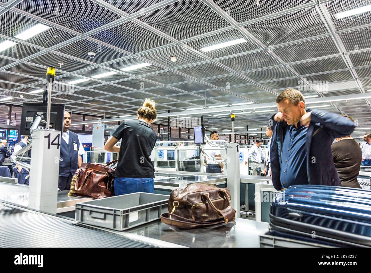 FRANCOFORTE, GERMANIA - 18 GIUGNO 2015: Persone al controllo di sicurezza presso l'aeroporto internazionale di Francoforte, Germania. Nel 2012 Francoforte ha gestito 57,5 Foto Stock