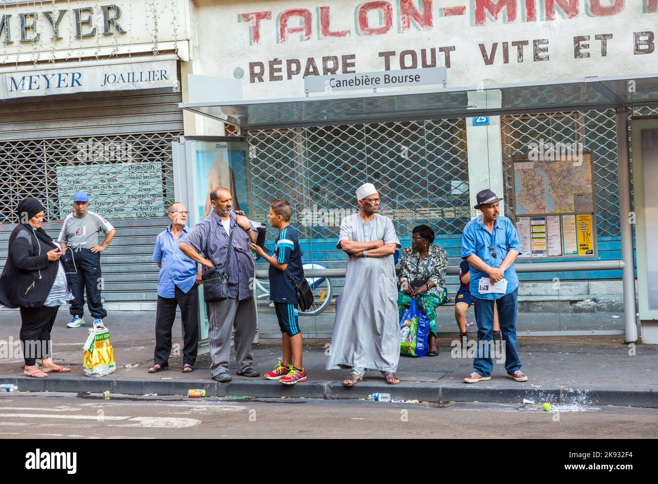 MARSIGLIA, FRANCIA, 10 LUGLIO 2015: Persone di diverse nazionalità aspettano alla fermata dell'autobus a Marsiglia, Francia. Marsiglia ha un popul etnico molto misto Foto Stock