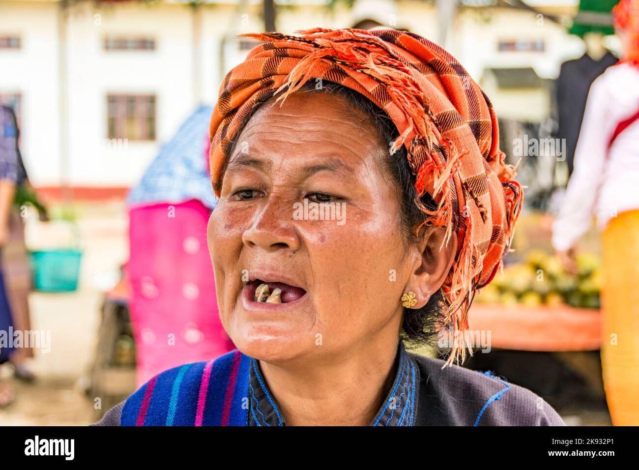 PAGAN, MYANMAR - 16 agosto 2015: Ritratto di vecchia donna birmana a Pagan, Myanmar. Ha perso i denti a causa della mancanza di assistenza medica in Myanmar. Foto Stock