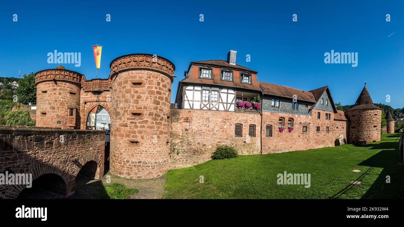BUEDINGEN, GERMANIA - 30 AGOSTO 2015: Vecchia cinta muraria con porta di Gerusalemme a Buedingen, Germania. Nel 1724 c'era un sobborgo alla porta di Gerusalemme dove Hug Foto Stock