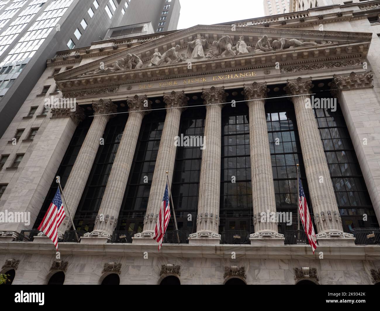 L'esterno del New York Stock Exchange Building a Wall Street a New York City. Foto di Francis Specker Foto Stock