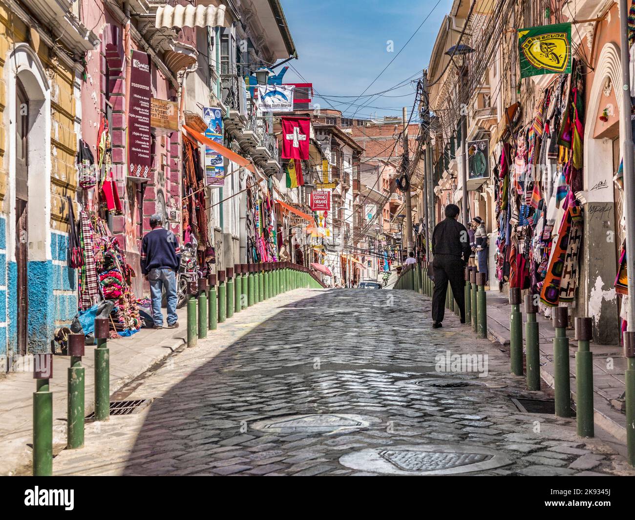 LA PAZ, BOLIVIA - 4 NOVEMBRE 2015: Popolari vie turistiche e commerciali di la Paz. La strada è coperta da vecchie pietre di ciottoli. Foto Stock