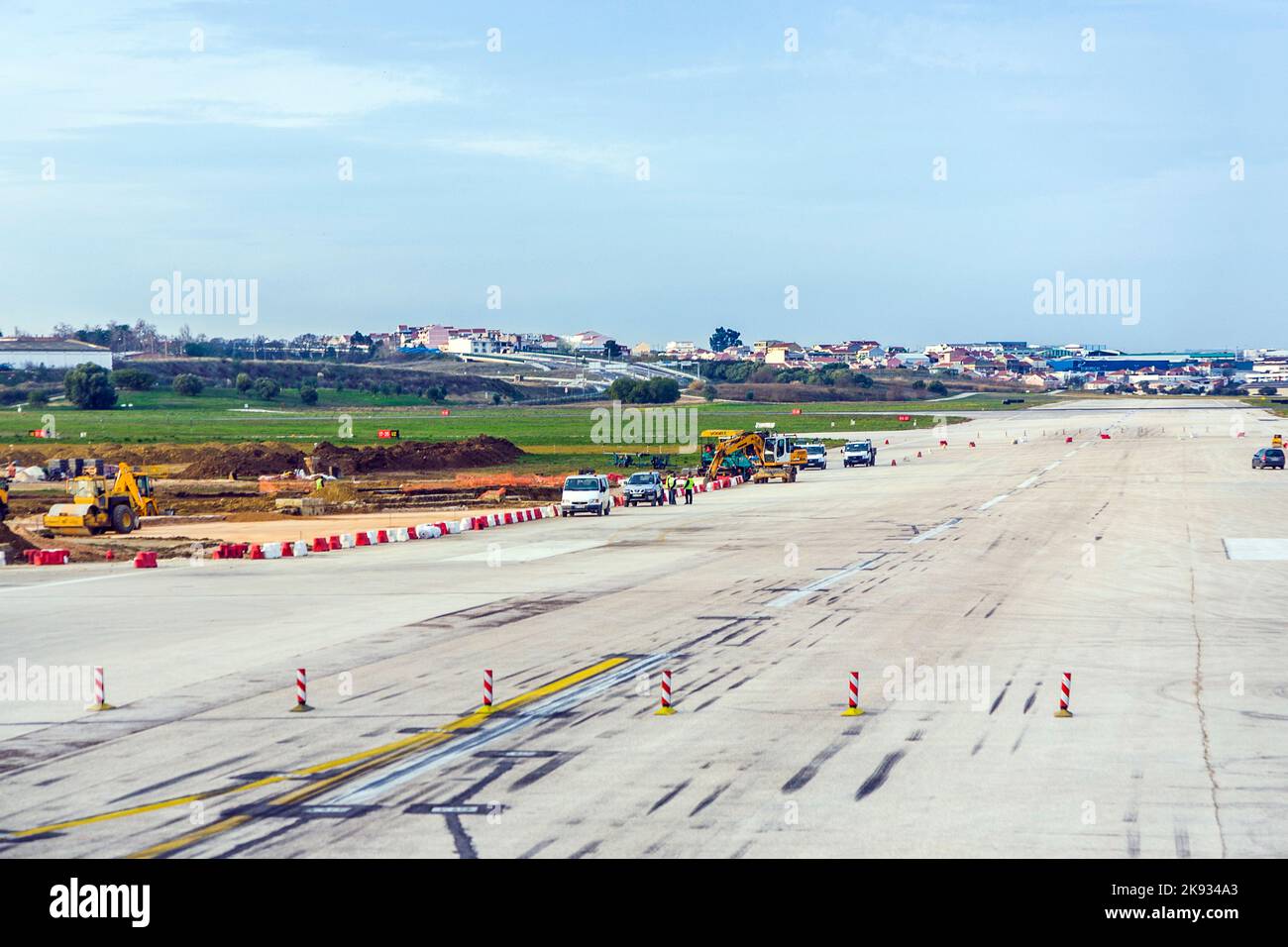 LISBONA, PORTOGALLO - DEC 30, 2008: La gente ripara la pista dell'aeroporto di Lisbona, Portogallo. L'Aeroporto Portela di Lisbona è la principale porta d'accesso internazionale Foto Stock