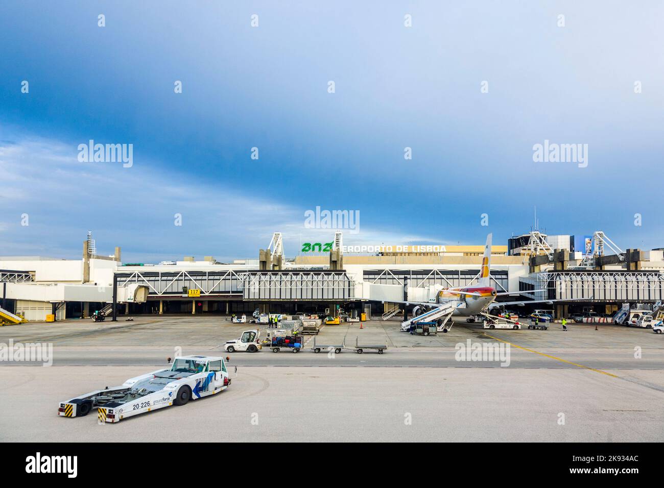 LISBONA, PORTOGALLO - DEC 30, 2008: Vista al terminal dell'aeroporto di Lisbona, Portogallo. L'aeroporto Portela di Lisbona è la principale porta di accesso internazionale a Por Foto Stock