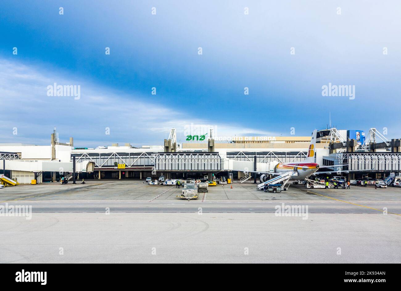 LISBONA, PORTOGALLO - DEC 30, 2008: Vista al terminal dell'aeroporto di Lisbona, Portogallo. L'aeroporto Portela di Lisbona è la principale porta di accesso internazionale a Por Foto Stock