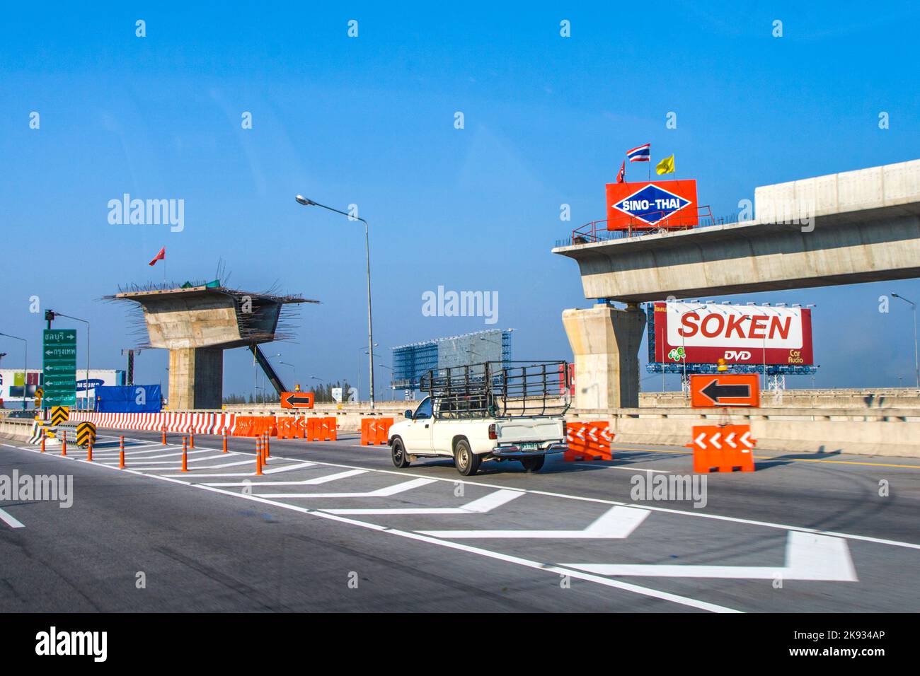 BANGKOG, THAILANDIA - 7 GENNAIO 2008: Cantiere di costruzione dello skytrain a Bangkok, Thailandia. Il sistema di transito di massa di Bangkok, comunemente noto come BTS o. Foto Stock